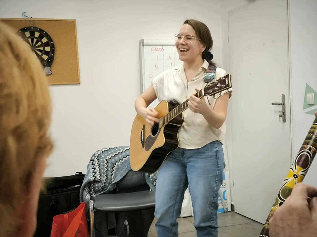 Koncert Seniorów w Rytmie w placówce medycznej